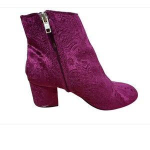 Zigi Soho Women's Suede Red Boots
Size US 7.5 Zigi Soho